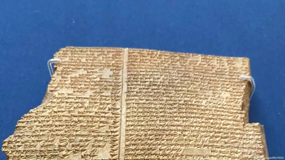 La "Tabla de Shamash", una estela de piedra caliza que data del siglo IX a. C. y procede de la antigua ciudad babilónica de Sippar, en el actual Irak, presenta una inscripción cuneiforme en lengua acadia.