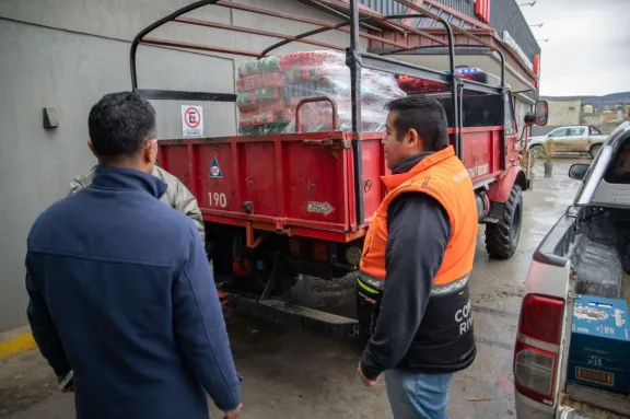 Canjearon bebidas alcohólicas decomisadas en un operativo por alimentos para repartir en comedores de Comodoro