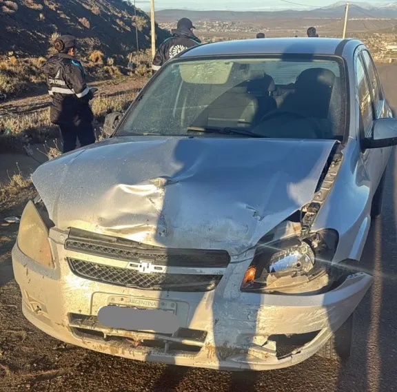 Dos vehículos colisionaron en el camino Roque González