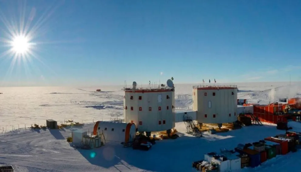 La estación Concordia se ubica en una meseta elevada por encima de los 3000 metros y es uno de los lugares más fríos del planeta. Es administrada por Francia e Italia.