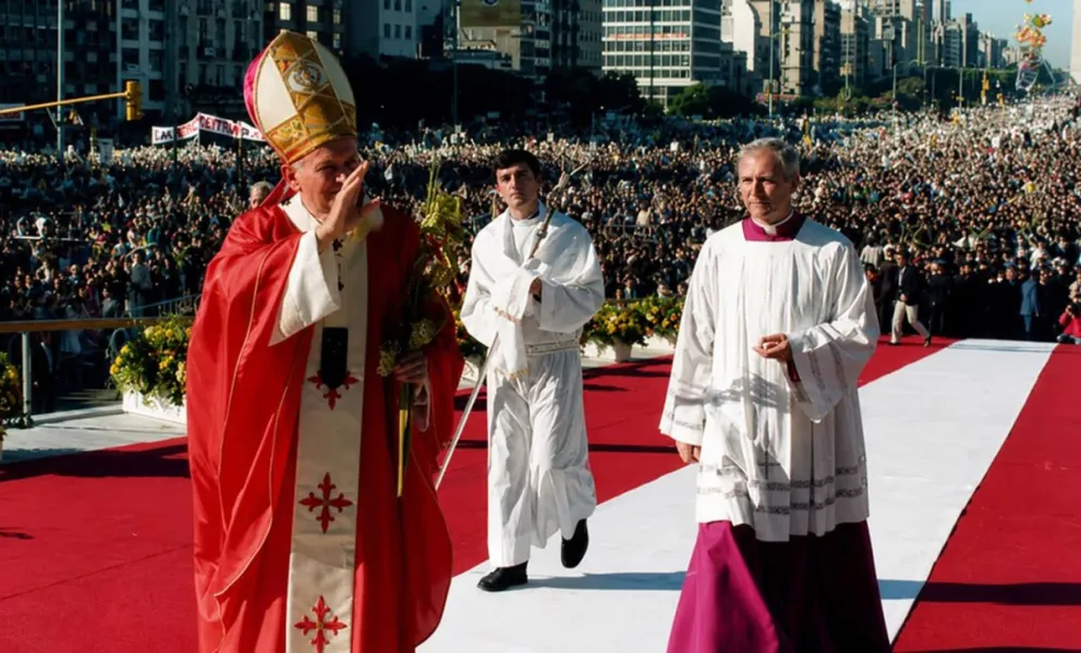 En su recordada visita de 1987, el Papa Juan Pablo II dio misa en una Avenida 9 de Julio repleta.