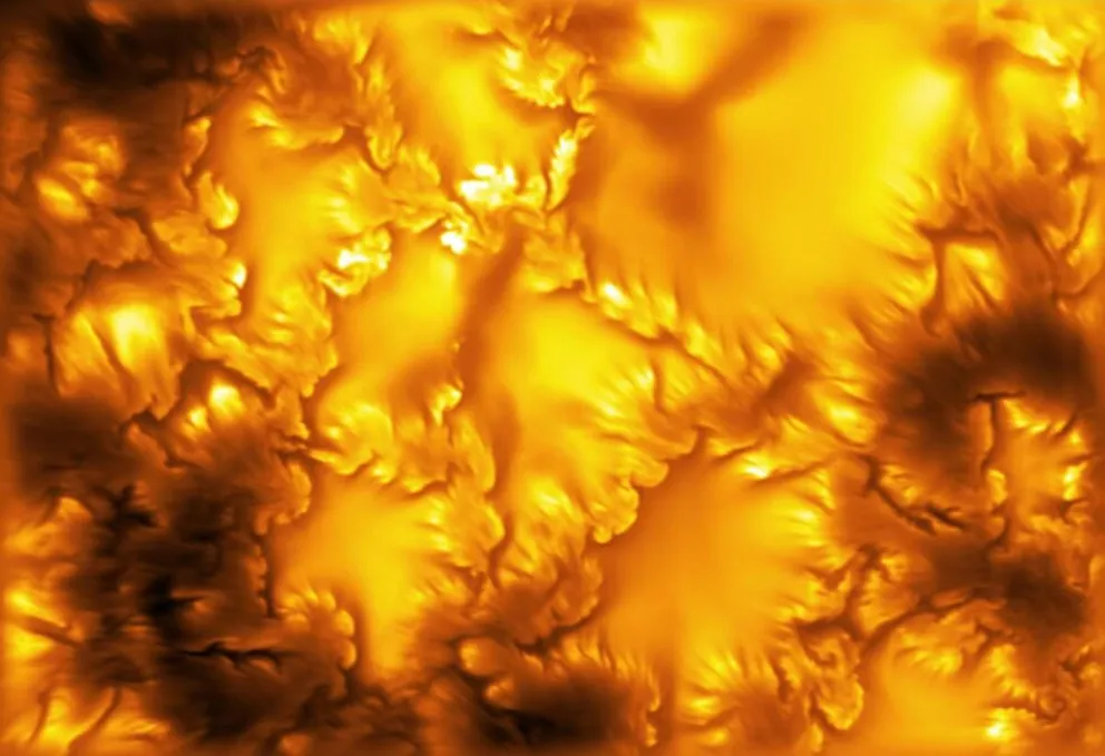 La imagen de mayor resolución jamás capturada de la superficie del Sol (fotosfera), tomada a 416 nm por el Telescopio Solar Inouye. Revela límites deformados de elementos magnéticos y franjas ultrafinas,