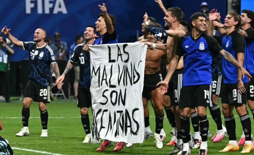 La bandera con la inscripción "Las Malvinas son argentinas", exhibida tras el triunfo 2-1 ante Inglaterra en las semifinales del Mundial 2026, será entregada a ex combatientes de la Guerra de Malvinas.