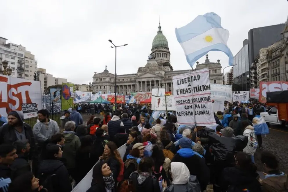 Organizaciones sociales, gremiales y políticas marchan en contra de la Ley de Tierras. (Foto: NA/ Damián Dopacio)