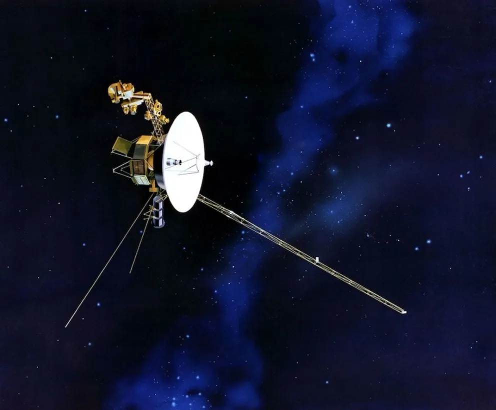 La Voyager 2 es una pieza fundamental para la investigación, ya que sus instrumentos analizan partículas, campos magnéticos y ondas en el espacio interestelar.
