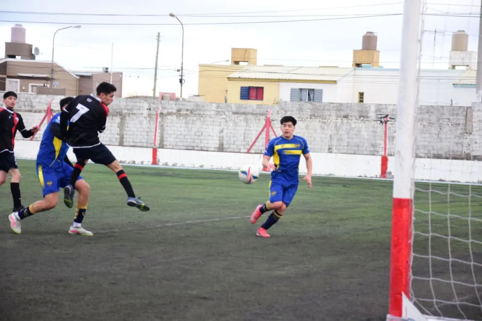 El cabezazo de Matías Cuyul, que fue el goleador del partido. Fotos Crónica / Juan LOW