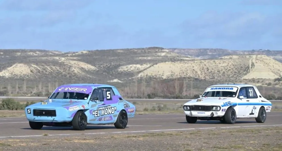 Con un gran espectáculo en pista y lluvia cerró este domingo la sexta fecha del campeonato provincial de automovilismo en el autódromo Mar y Valle de Trelew. (Fotos: Daniel Feldman)