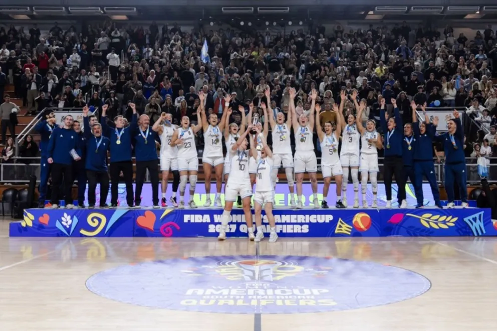 El plantel de la Selección Argentina celebra la obtención del título sudamericano ante un estadio repleto en Zárate.