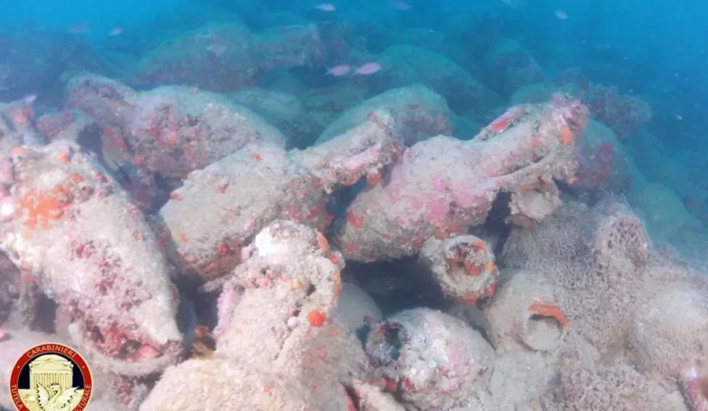 En el lecho marino se localizaron cientos de ánforas del tipo Dressel 1A, recipientes de cerámica utilizados principalmente para el transporte comercial de vino durante la época de la República Romana