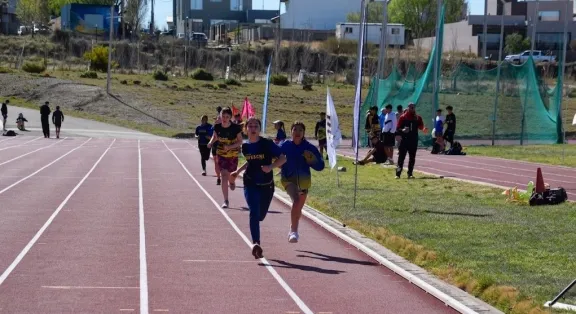 Flores y Arias conducen la Asociación de Atletismo del Sur del Chubut