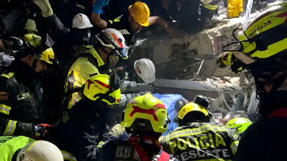 Así fue el rescate de la mujer de entre los escombros en Colombia.