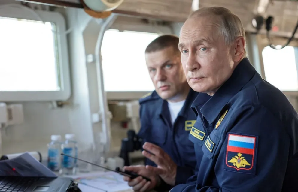 El presidente ruso Vladimir Putin supervisóun ejercicio militar de la Flota del Pacífico antes de su visita a las islas Kuriles