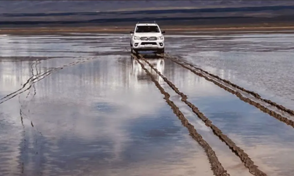 La camioneta dejó 150 metros de huella en la tierra. 