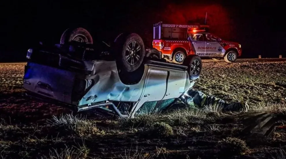 La camioneta quedó con sus cuatro ruedas hacia arriba al costado de la Ruta 281 de Santa Cruz.