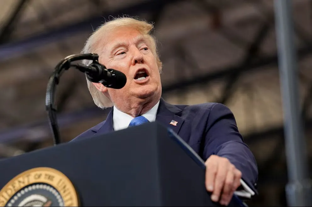 Trump afirmó que Teherán enfrenta una fuerte presión militar y sostuvo que Washington mantiene bloqueado el paso de embarcaciones por la estratégica vía marítima. “Ningún barco puede pasar a menos que nosotros queramos”, agregó (REUTERS)