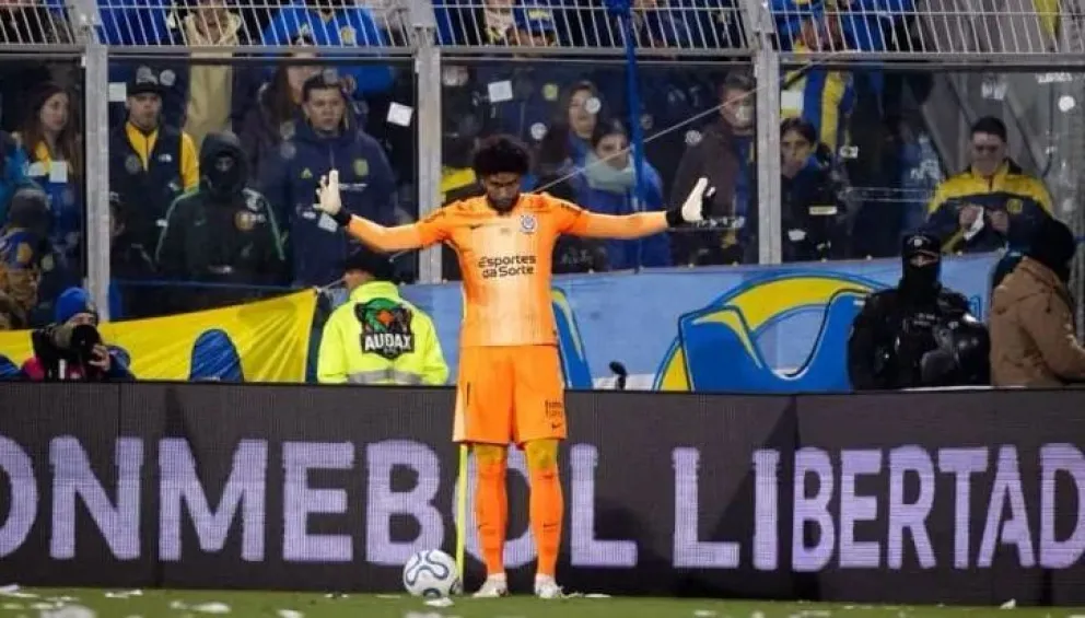 Hugo Souza, arquero de Corinthians, denunció insultos racistas en el Gigante de Arroyito.
