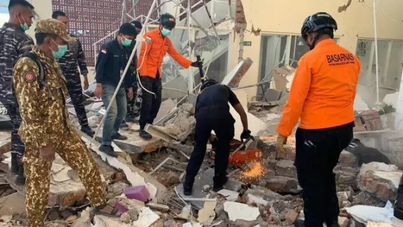 Al menos 38 muertos tras el potente terremoto que golpeó Indonesia