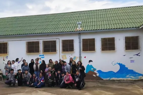 Muralismo colectivo en Km 5: la Escuela 111 sumó una obra que rinde homenaje al Mar Argentino