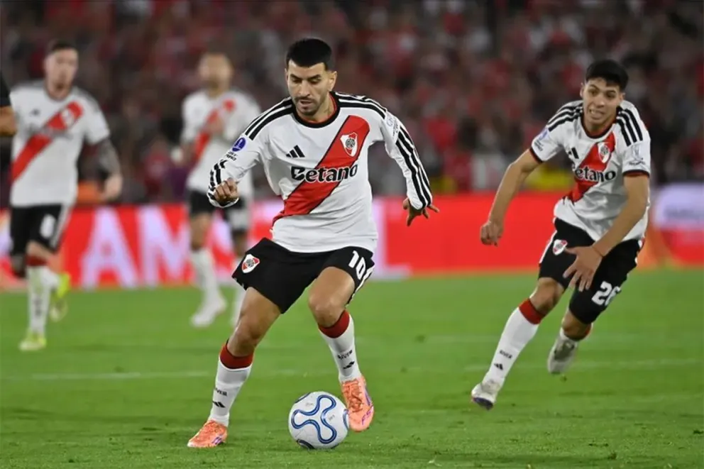 River podría ser sancionado por un error de Coudet en Colombia.