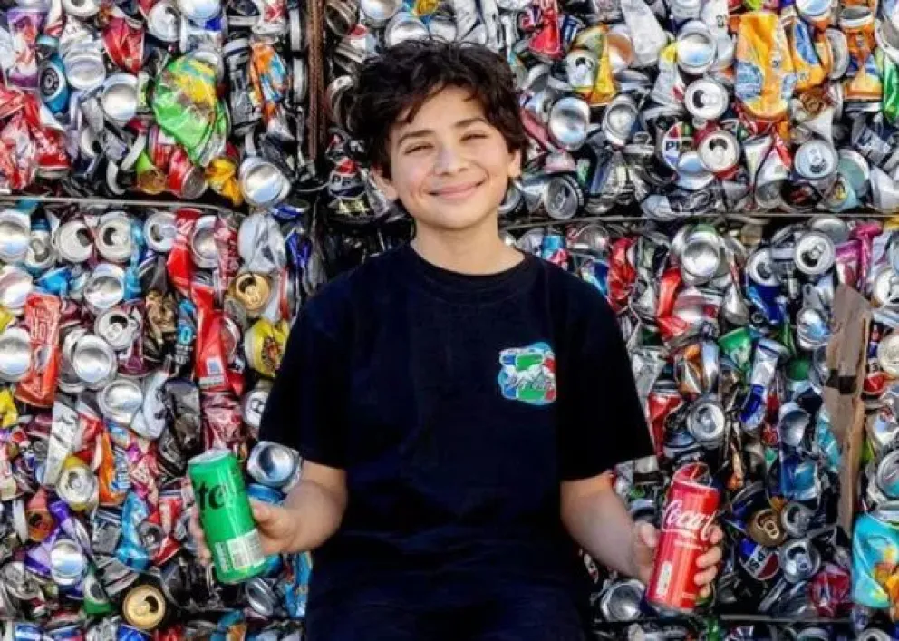 Ryan tiene 13 años, es de Inglaterra y se volvió viral por recolectar latas en favor de los más humildes.