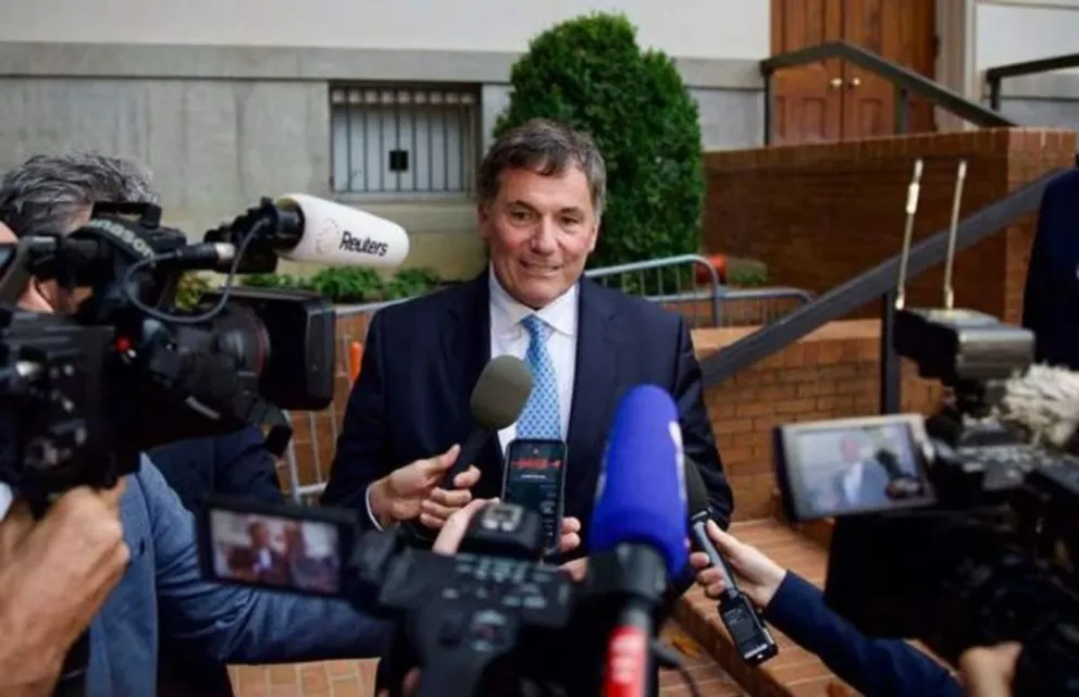 El principal negociador Dominic LeBlanc anunció que Canadá aplicará represalias comerciales recíprocas contra Washington.
