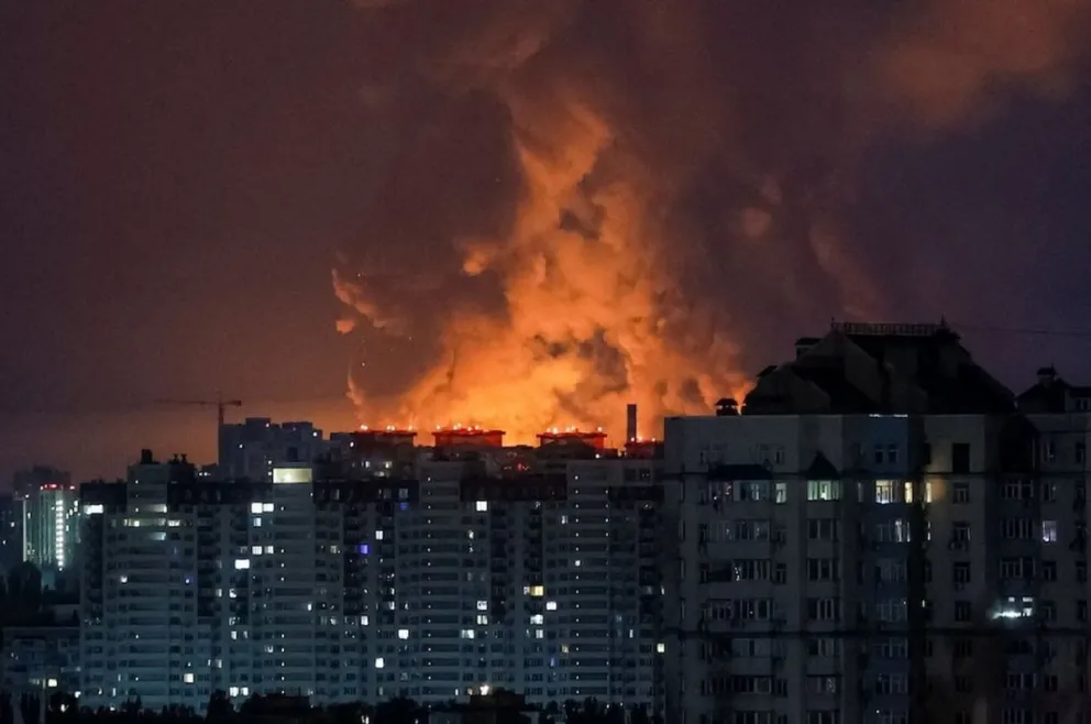 Se eleva humo durante un ataque con misiles rusos, en el marco de la ofensiva de Rusia contra Ucrania, en Kiev 