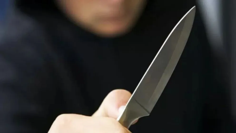 El hombre tenía dos cuchillos en su poder cuando lo atrapó la Policía.