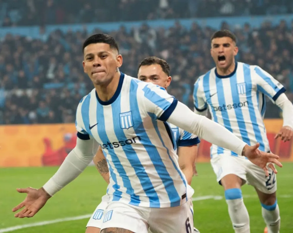 Marcos Rojo festeja su gol, el primero de la noche.