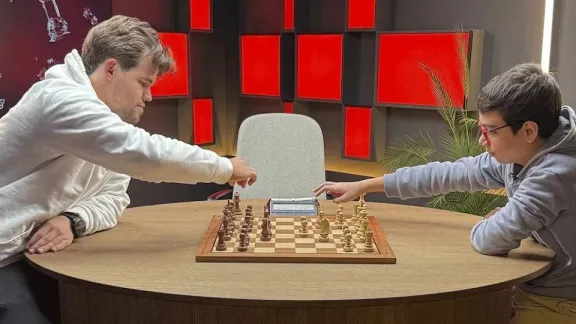 Faustino Oro logró otra victoria ante Magnus Carlsen