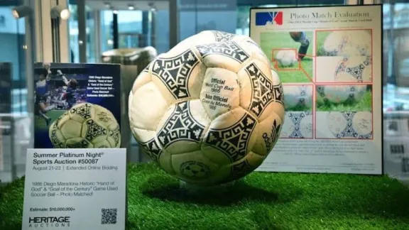 Se subastó la pelota de la “Mano de Dios”, pero quedó lejos del récord de la camiseta