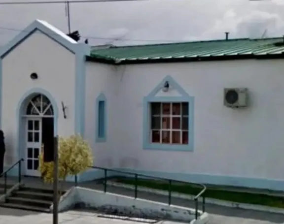Imputaron a un hombre por romper la puerta del Hospital de Rawson durante un traslado policial
