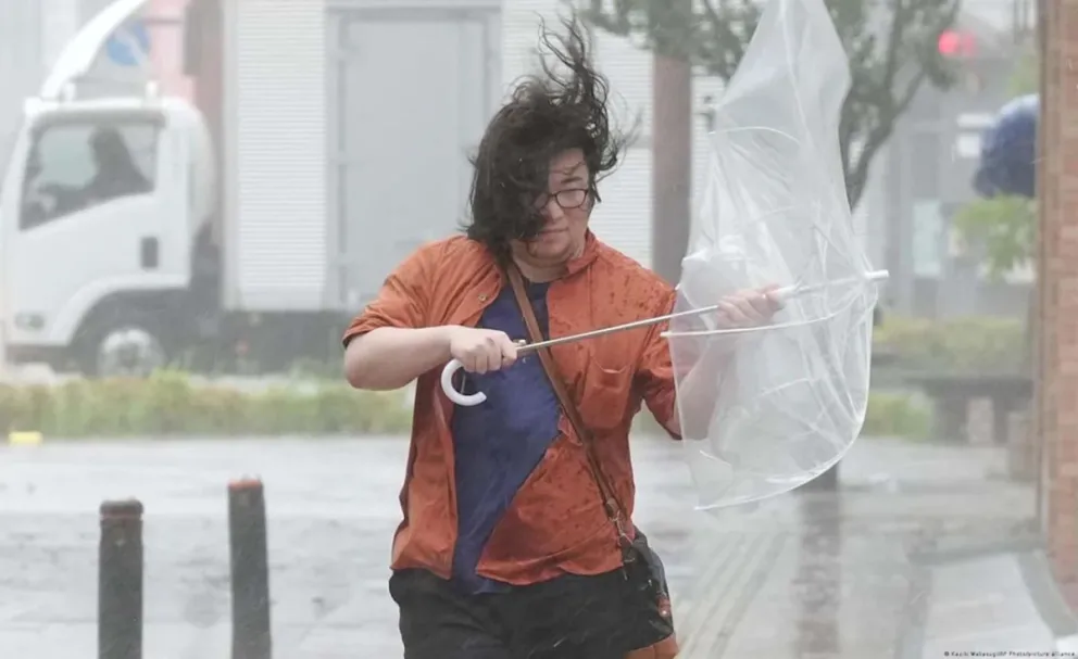 Saudel registra en el sur de Japón vientos extremadamente fuertes y lluvias torrenciales. 