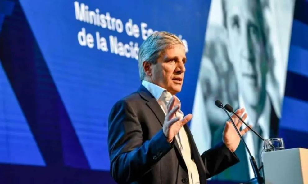 Luis Caputo brindará una conferencia de prensa en el Ministerio de Economía.
