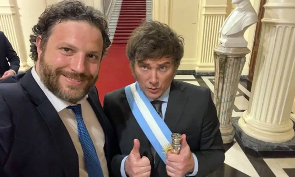 Javier Milei junto a Santiago Oria, el cineasta elegido para la comunicación oficial del Gobierno.
