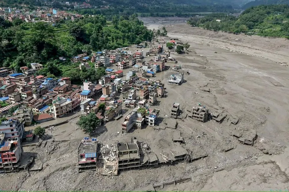 Una gran masa de hielo colapsó en el Himalaya y desencadenó la riada que ha dejado al menos 162 muertos en Nepal, mientras cientos de personas siguen desaparecidas a ambos lados de la frontera con China.