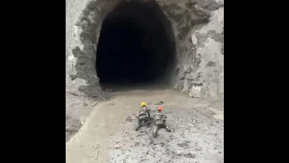 El rescate de personas atrapadas en un túnel de montaña en Nepal