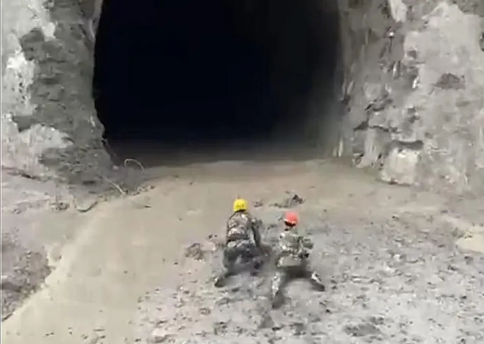 El rescate de personas atrapadas en un túnel de montaña en Nepal