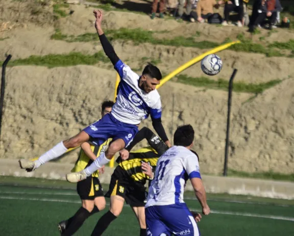 Paso firme de Newbery en el debut