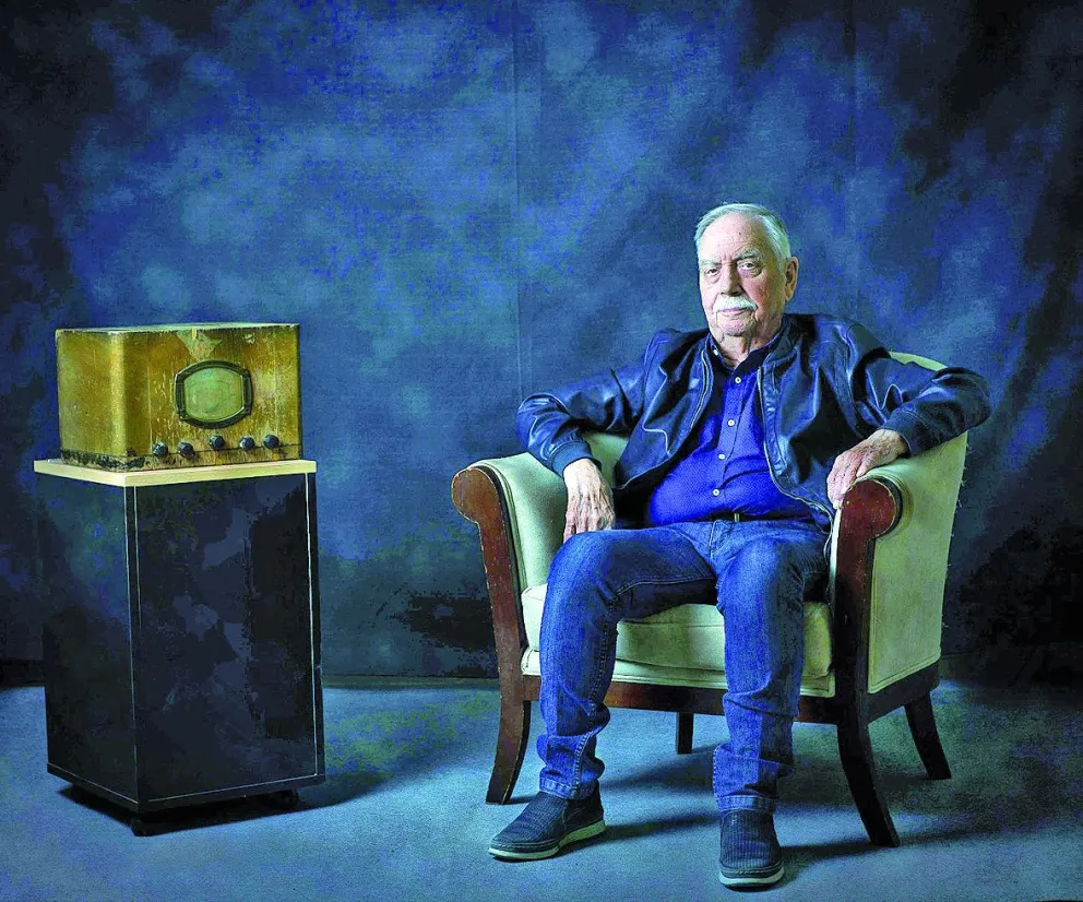 Carlos Omar, sinónimo de radio. “Amo la locución” dice a sus 90 años y le confiesa a Crónica que todos los días se pone nervioso como en su primer programa hace 70 años. Foto: Víctor Amigorena.