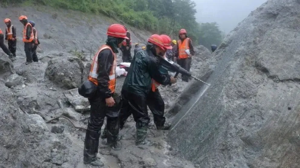 Los rescatistas vienen utilizando explosiones controladas para intentar despejar los escombros y sacar a los trabajadores atrapados en los túneles. (Foto: Reuters)
