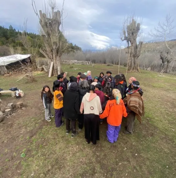 Pluriversidad Indígena Puelmapu denuncia crisis humanitaria y riesgo de desalojos en Argentina