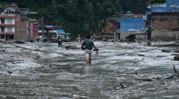 La cifra de muertos en Nepal y Tíbet por las inundaciones asciende a 939 y buscan a más de 4.700 desaparecidos