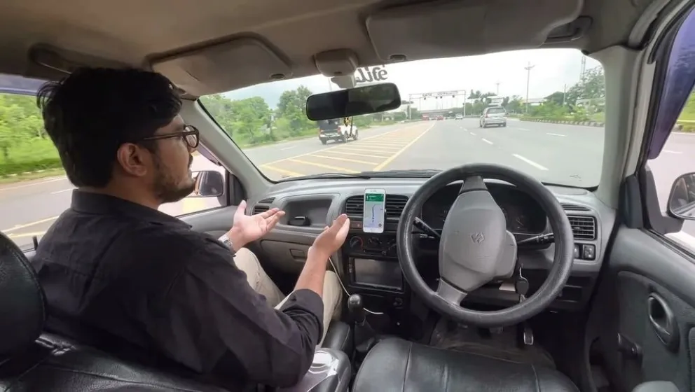 Un estudiante pakistaní tuvo un percance con su vehículo autónomo.