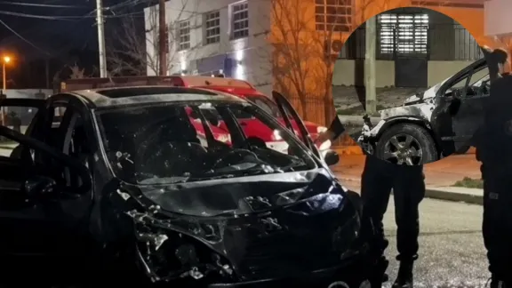Un auto quedó con el frente destruido tras incendiarse en Trelew
