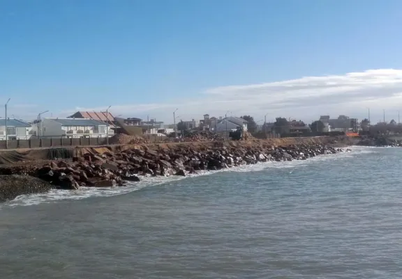Playa Unión recupera la defensa costera y peatonal 