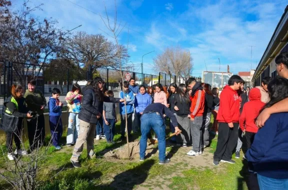 Plantaciones, talleres y participación vecinal, marcaron la semana del árbol en Rawson