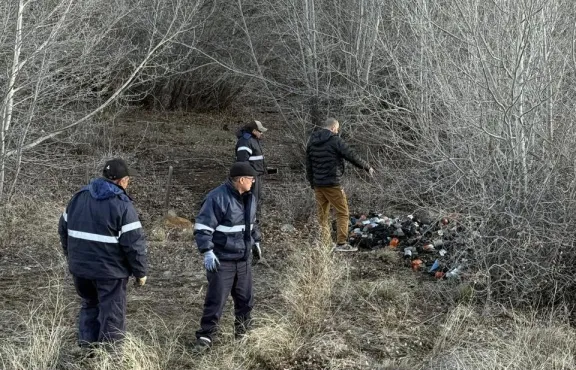 Retiran residuos peligrosos arrojados al costado de la Ruta 12 en Esquel y provincia endurece los controles ambientales en la Cordillera