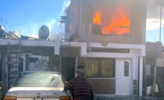 Incendio de dudoso inicio quemó habitación del segundo piso de una vivienda