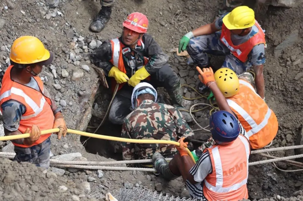 El rescate de dos personas atrapadas en un túnel tras la avalancha de lodo en Nepal.