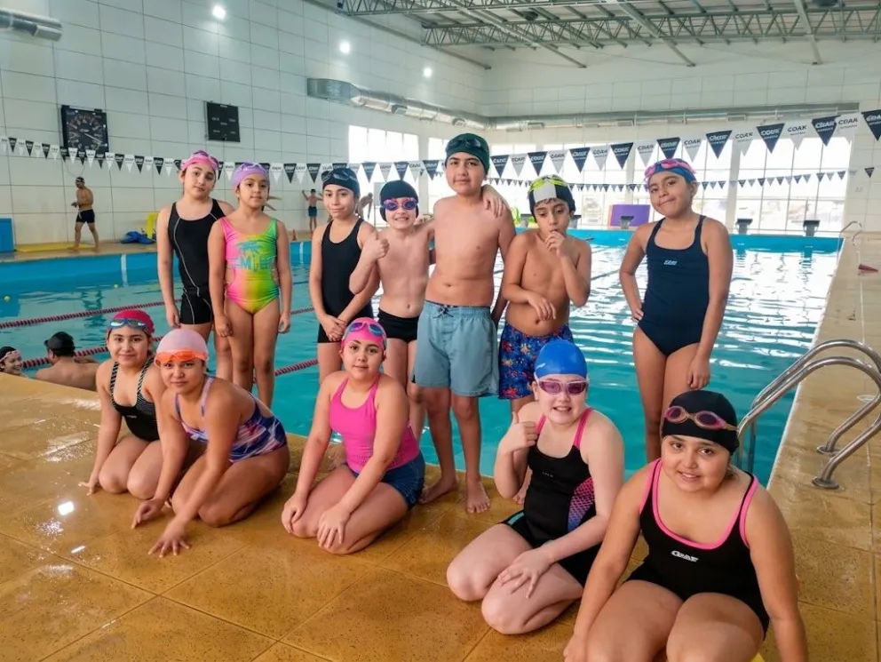 Los natatores de Comodoro Rivadavia durante el año trabajan fuerte en la formación infantil en el nado, donde luego salen los mejores atletas que integrarán los equipos de competencia regional y nacional.